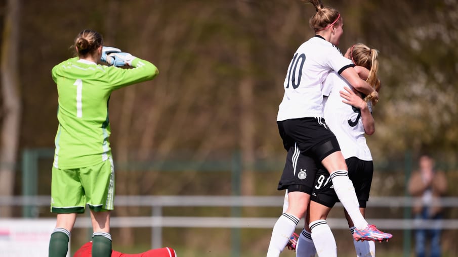 lea Schüller feiert mit ihren Teamkolleginnen ein Eigentor während der 2019 Elite-Runden gegen Belgien. © 2019 Getty Images lea Schüller feiert mit ihren Teamkolleginnen ein Eigentor während der 2019 Elite-Runden gegen Belgien. © 2019 Getty Images