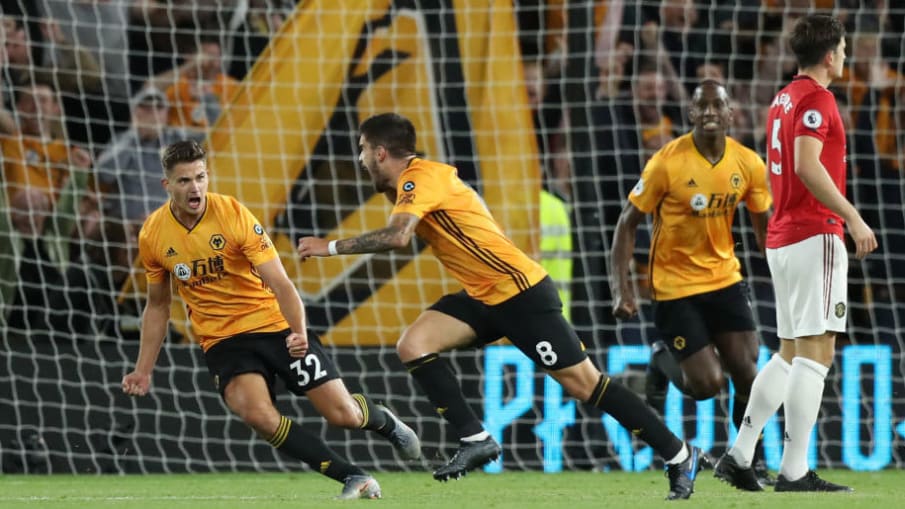 Die Wolverhampton Wanderers bejubeln ihren Treffer im Spiel gegen Manchester United. © 2019 Getty Images Wolves Ruben Neves bejubelt sDie Wolverhampton Wanderers bejubeln ihren Treffer im Spiel gegen Manchester United. © 2019 Getty Images