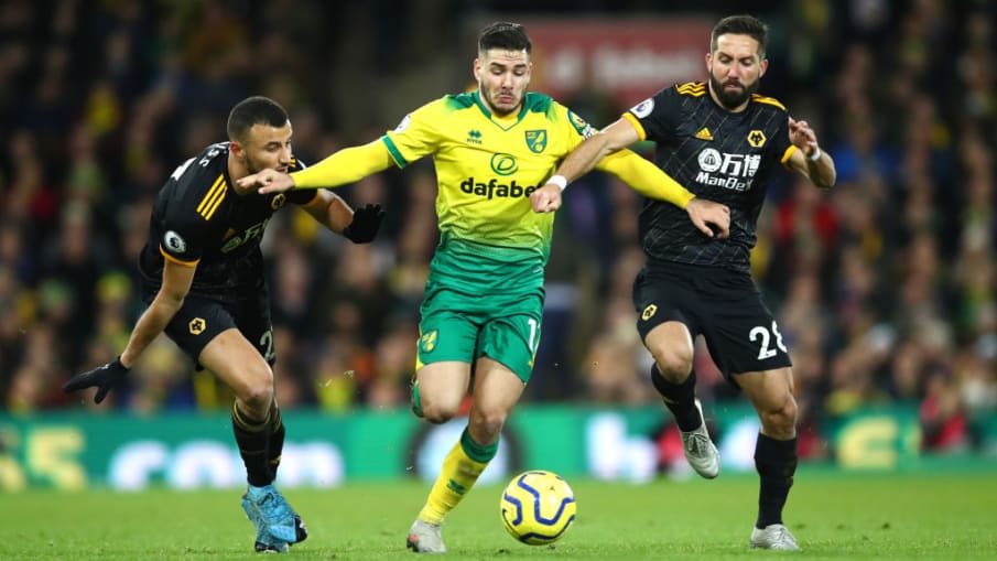 Norwichs Emiliano Buendía im Spiel gegen Wolverhampton Wanderers. © Getty Images/Julian Finney 2019 Norwichs Emiliano Buendia im Kampf um den Ball gegen Wolves Romain Saïss and Joao Moutinho während des Premier League-Spiels Norwich City gegen Wolverhampton Wanderers (Foto: Julian Finney/Getty Images).