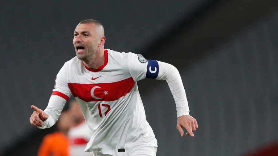 Burak Yilmaz in einer Nahaufnahme bei einem Sprint für die türkische Nationalmannschaft Burak Yilmaz setzt zu einem Sprint an im Trikot der türkischen Nationalmannschaft