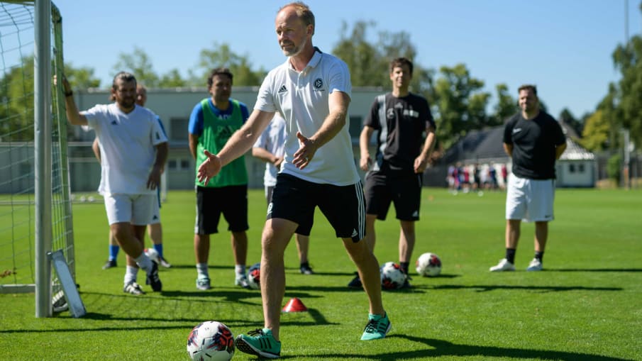 DFB-Ausbilder Markus Reiter in Aktion bei einem Trainer*innen-Lehrgang ©getty 2019 DFB-Ausbilder Markus Reiter in Aktion bei einem Trainer*innen-Lehrgang