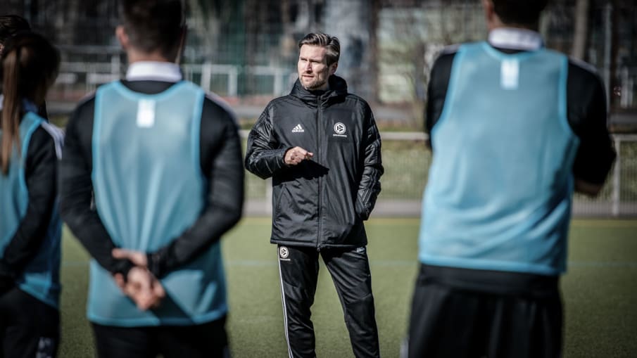 Daniel Niedzkowski begrüßt die Teilnehmer*innen der Pro Lizenz 2022 ©DFB 2022 Daniel Niedzkowski begrüßt die Teilnehmer*innen der Pro Lizenz 2022