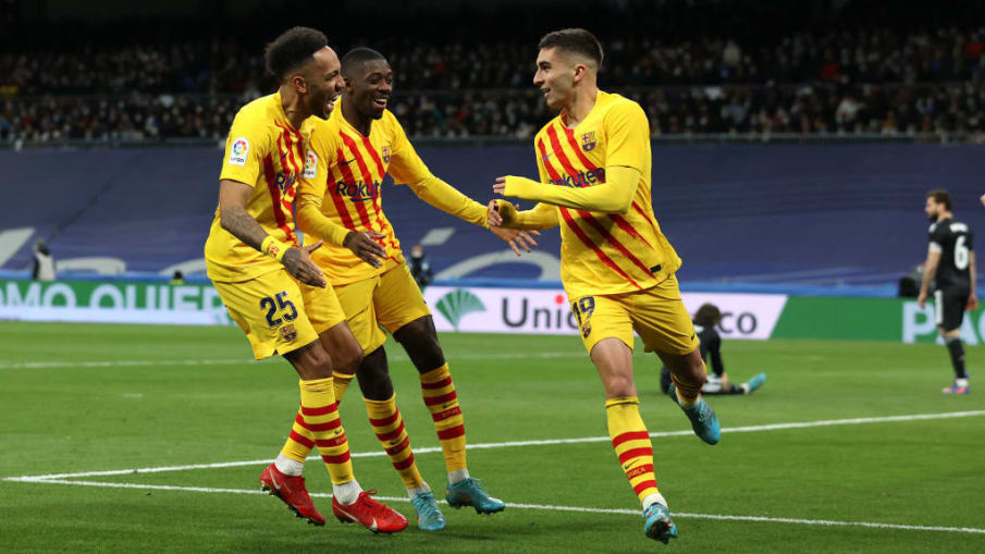 Dembélé, Torres und Aubameyang beim Torjubel im Ligaspiel des FC Barcelona. Dembélé, Torres und Aubameyang beim Torjubel.