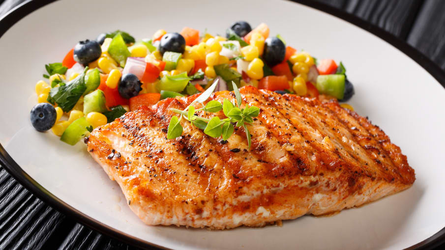 Gegrillter Limetten-Lachs mit Mangosalat © 2019 IMAGO / agefotostock Gegrillter Limetten-Lachs mit Mangosalat
