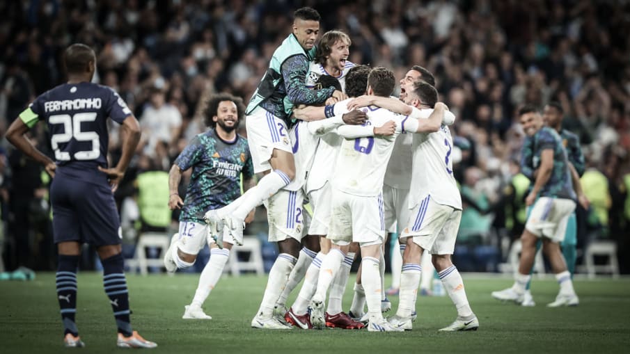 Die Spieler von Real Madrid feiern ihren überraschenden Sieg nach dem Halbfinalspiel der UEFA Champions League zwischen Real Madrid und Manchester City. © 2022 Getty Images Europe Die Spieler von Real Madrid feiern ihren überraschenden Sieg nach dem Halbfinalspiel der UEFA Champions League zwischen Real Madrid und Manchester City.
