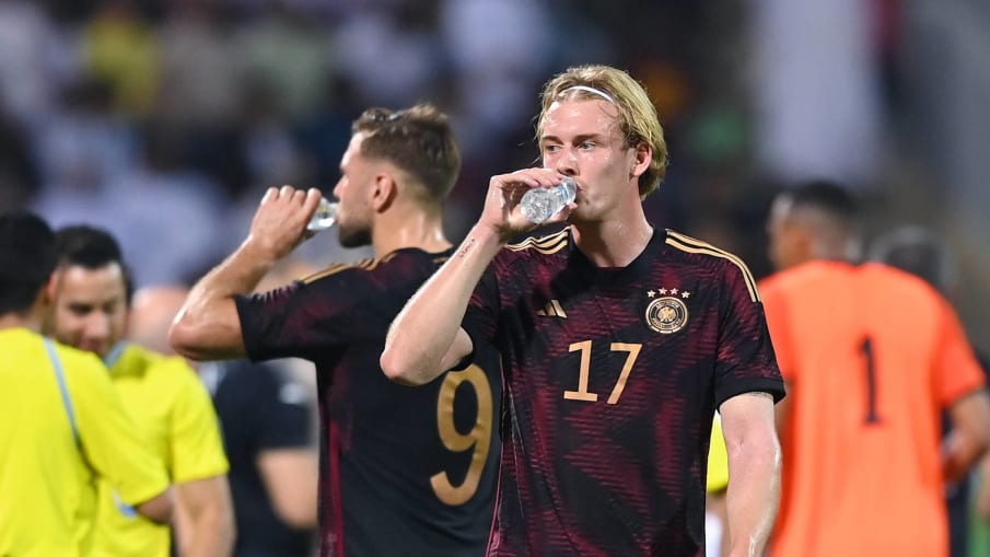 Deutschlands Julian Brandt nimmt während einer Pause Flüssigkeit zu sich. © 2022 IMAGO / Ulmer Deutschlands Julian Brandt nimmt während einer Pause Flüssigkeit zu sich.
