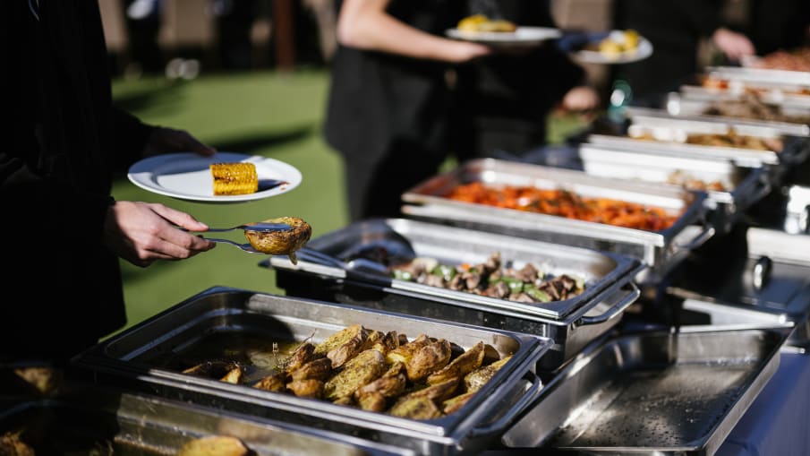 Ein Buffet während des DFB-Junioren-Trainingslagers 2022 in San Pedro del Pinatar, Spanien. © 2022 Getty Images / Lukas Schulze Ein Buffet während des DFB-Junioren-Trainingslagers 2022 in San Pedro del Pinatar, Spanien.