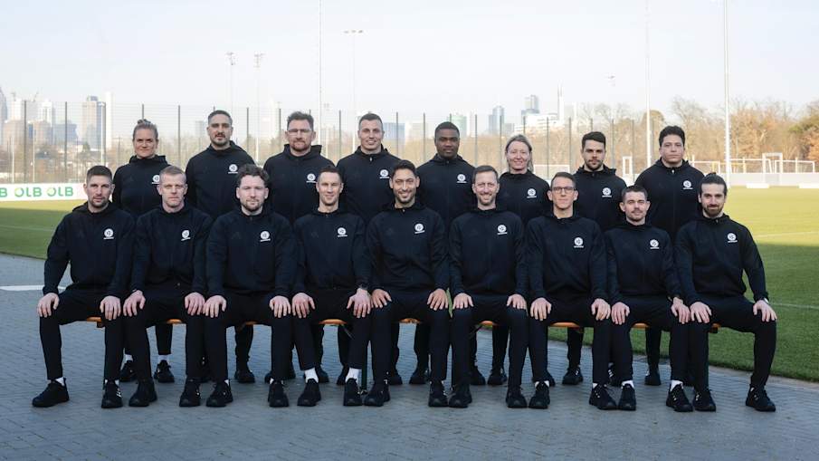 DFB, Deutscher Fussball-Bund, DFB-Campus, Auftakt des 72. Pro Lizenz Lehrgangs am DFB-Campus, obere Reihe v.l.: Clara Schoene, Jerome Polenz, Paul Freier, Jakob Fimpel, Cedric Makiadi, Jacqueline Duenker, Victor Kleinhenz, Samir Ferchichi, untere Reihe v.l.: Julian Huebner, Uwe Moehrle, Thomas Oostendorp, Tim Danneberg, Malik Fathi, Andreas Schumacher, Daniel Bauer, Marcel Thallinger, Daniel Stredak, Frankfurt am Main, 20.01.2026, Foto: Thomas Boecker/DFB