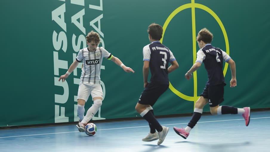 C-Junioren Spiel um Platz 5, FV Ravensburg (dunkel) - SV Elversberg (weiss).Deutsche Futsal-Meisterschaft der Junioren 2026 in der Sportschule Wedau in Duisburg, 22.03.2026