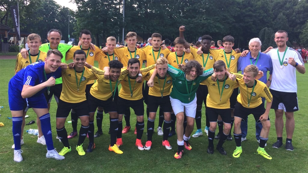 Südwest-2017-06-21_U15-Auswahl_Jahrgang2002_DFB-Sichtungsturnier_Duisburg Die erfolgreiche Mannschaft um Heinz-Jürgen Schlösser (stehend zweiter von links) beim DFB-Sichtungsturnier in Duisburg