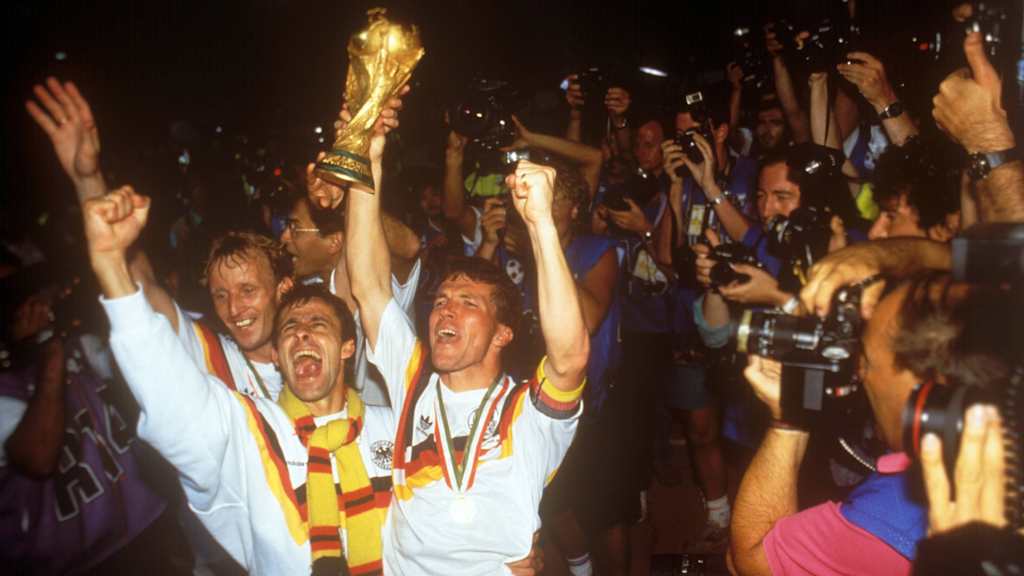 Deutschland Argentinien Finale 1990 Andreas Brehme, Pierre Littbarski und Lothar Matthäus in der Stunde ihres größten Triumphes mit dem WM-PokalAndreas Brehme Pierre Littbarski and Lothar Matthew in the Hour her largest Triumph with the World Cup Cup