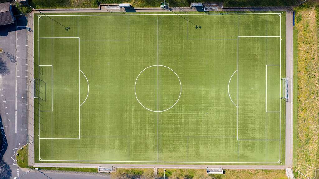 Sandbach Odenwald am 8.April 2020 v.l., Symbolbild, Luftaufnahme, leeres Sportplatz, Synthetikplatz, Breuberg-Sandbach im Odenwald, Amateur Vereine, Sportplatz, Zur Eindämmung des Coronavirus wurden Geschäftsschließungen, Einschränkungen und Kontaktsperren angeordnet und werden Ausgangssperren diskutiert, in der Fußball Bundesliga und Amateurligen ist der Spielbetrieb ausgesetzt, setzt aus, Pause, pausiert, leeres Sportplatz, keine Spiele, Fussballplatz, das Foto zeigt News, Coronavirus, Impressionen Sandbach / Odenwald / Hessen Foto: Joaquim Ferreira *** Sandbach Odenwald on 8 April 2020 f l , symbolic picture, aerial photograph, empty sports field, synthetic field, Breuberg Sandbach im Odenwald, amateur clubs, sports field, To contain the coronavirus, business closures, restrictions and contact blocks have been ordered and curfews are being discussed, in the soccer Bundesliga and amateur leagues the game is suspended, stops, break, pauses, empty sports field, no games, soccer field, the photo shows news, coronavirus, impressions Sandbach Odenwald Hessen Photo Joaquim Ferreira Copyright: JoaquimxFerreira