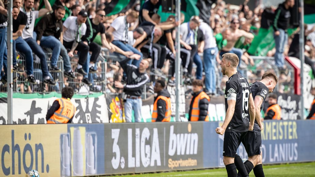 3. Liga: FC Viktoria Köln - Preußen Münster, 27.04.2024 Jubel bei Marc Lorenz Preußen Münster, 18 Köln, 27.04.2024, 35. Spieltag der 3. Fußball-Liga, FC Viktoria Köln - Preußen Münster im Sportpark Hoehenberg in Köln. Die DFL-Bestimmungen verbieten die Verwendung von Fotografien als Bildsequenzen und / oder Quasi-Videos. *** 3 Liga FC Viktoria Köln Preußen Münster, 27 04 2024 Marc Lorenz Preußen Münster, 18 Cologne, 27 04 2024, 35 matchday of the 3 soccer league, FC Viktoria Köln Preußen Münster at Sportpark Hoehenberg in Cologne The DFL regulations prohibit the use of photographs as image sequences and or quasi videos Copyright: xBEAUTIFULxSPORTS/LeahxKohringx