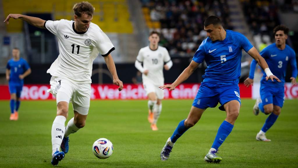 Weiper looks at the ball.