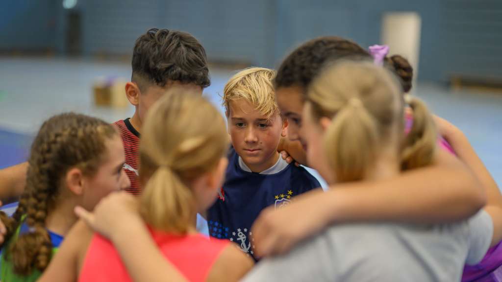 FRANKFURT AM MAIN, GERMANY - SEPTEMBER 04: School children are photographed during a sports lession at Carl-von-Weinberg-Schule on September 04, 2025 in Frankfurt am Main, Germany. (Photo by Christian Kaspar-Bartke/Getty Images for DFB)