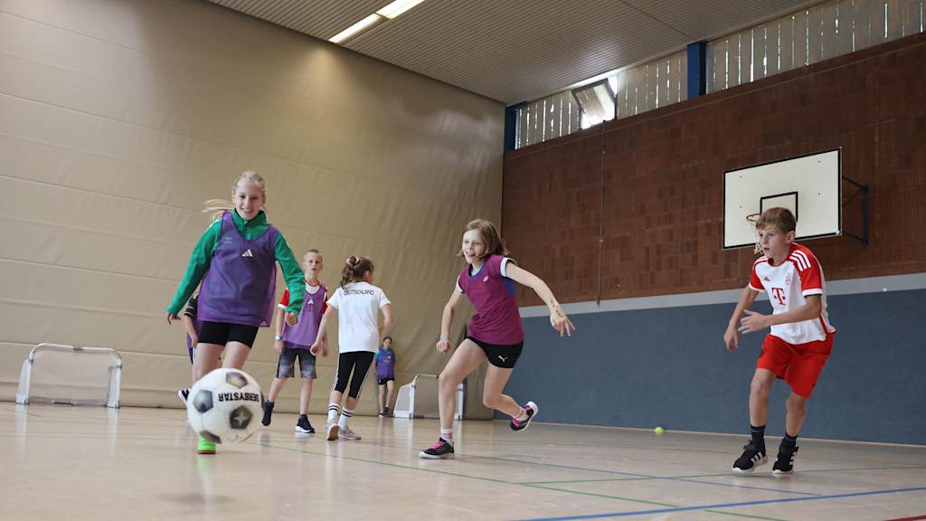 Year Of The School: Visit With Teacher Schmidt And Former National Player Hanno Balitsch NORDHORN, GERMANY - SEPTEMBER 29: The school children play the new match form 3 against 3 during the visit at the School Uelsen on September 29, 2025 in Uelsen, Germany. (Photo by Christof Koepsel/Getty Images for DFB)