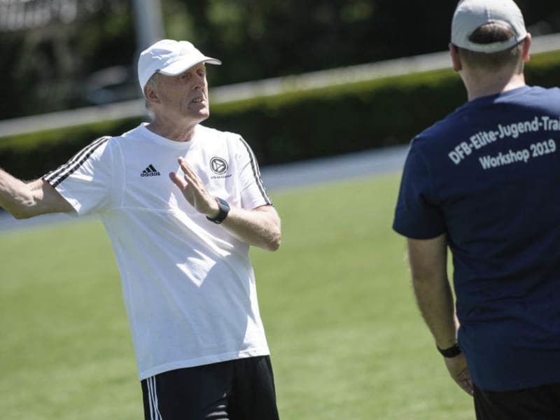Ralf Peter bei einem Workshop der DFB-Elite-Jugend-Lizenz © 2019 Getty Images Ralfe Peter spricht mit einem Teilnehmer des Workshops für die DFB-Elite-Jugend-Lizenz.