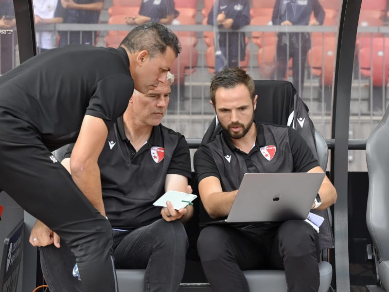 Der "COMPASS" für die Beziehung? Eine qualitative Interviewstudie zur Aufrechterhaltung der Trainer-Analysten-Beziehung. © 2021 IMAGO / Pius Koller Der "COMPASS" für die Beziehung? Eine qualitative Interviewstudie zur Aufrechterhaltung der Trainer-Analysten-Beziehung.