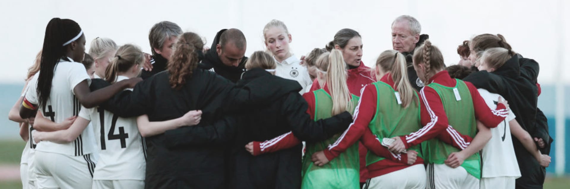Das weibliche U-16 Nationalteam Deutschlands steht nach einem Spiel in einem Kreis zusammen. Alle Beteiligten haben den Arm um den Nebenmann gelegt und hören der sprechenden Spielerin zu. (Photo by Ricardo Nascimento/Getty Images)