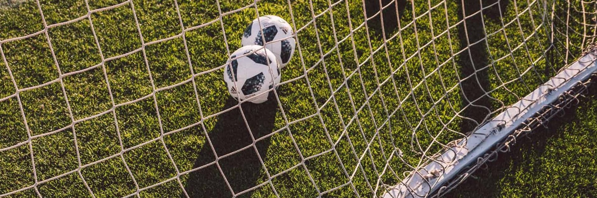 Uefa Research Grant Programme © Philipp Reinhard, 2018 2 Fußbälle liegen im Tor.