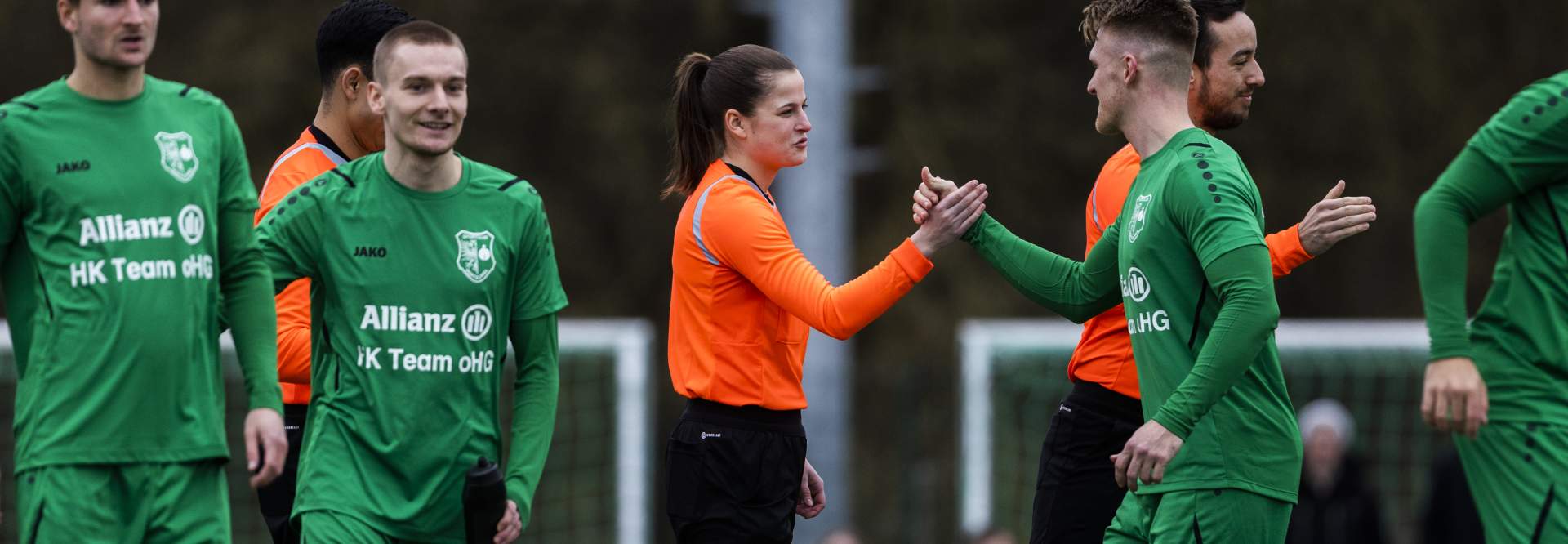 BAD VILBEL, GERMANY - MARCH 05: Anne Uersfeld checks out with players on March 5, 2023 in Bad Vilbel, Germany.  (Photo by Mika Volkmann/Getty Images for DFB)