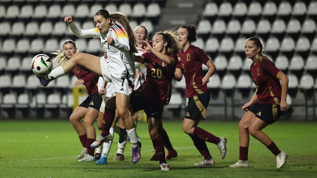 Deutschland, Belgien, U 23-Frauen, Länderspiel TUBIZE, BELGIUM - DECEMBER 02: Jasmien Mathys of Belgium (R) challenges Tuana Mahmoud of Germany (L) during the International friendly match between U23 Women's Belgium and U23 Women's Germany at Proximus Basecamp on December 02, 2024 in Tubize, Belgium. (Photo by Christof Koepsel/Getty Images for DFB)