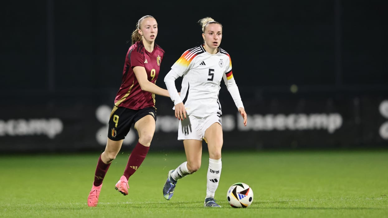 Deutschland, Belgien, U 23-Frauen, Länderspiel TUBIZE, BELGIUM - DECEMBER 02: (L-R) Lisa Petry of Belgium challenges Vanessa Diehm of Germany during the International friendly match between U23 Women's Belgium and U23 Women's Germany at Proximus Basecamp on December 02, 2024 in Tubize, Belgium. (Photo by Christof Koepsel/Getty Images for DFB)