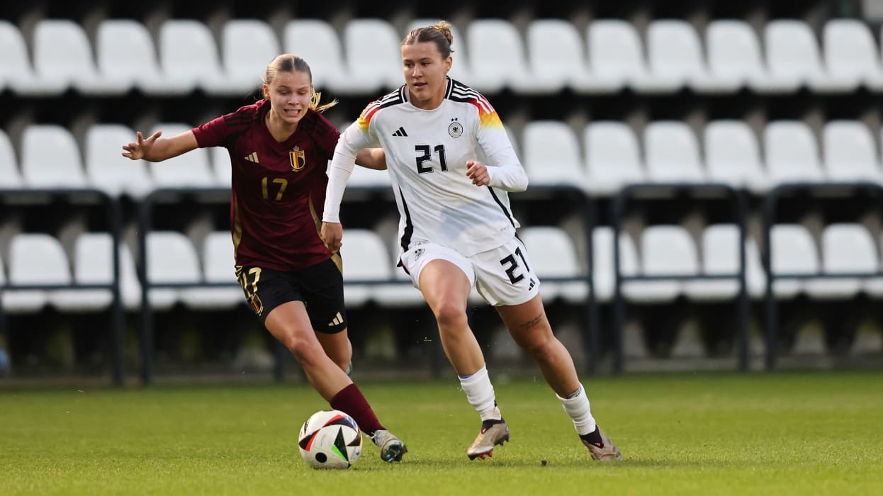 Deutschland, Belgien, U 23-Frauen, Länderspiel TUBIZE, BELGIUM - DECEMBER 02: (L-R) Lore Jacobs of Belgium challenges Larissa Muehlhaus of Germany during the International friendly match between U23 Women's Belgium and U23 Women's Germany at Proximus Basecamp on December 02, 2024 in Tubize, Belgium. (Photo by Christof Koepsel/Getty Images for DFB)