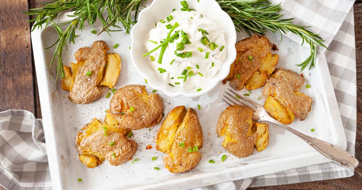 Ofenkartoffeln mit Kräuterquark und geräuchertem Lachs