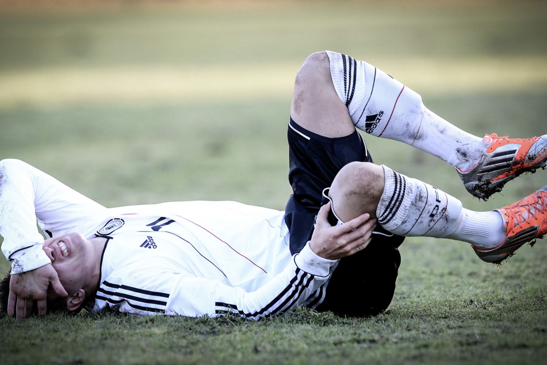 Ein Jugendnationalspieler liegt verletzt am Boden.