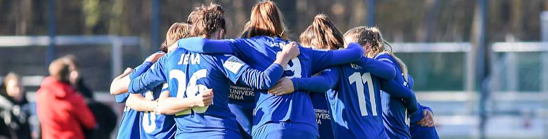 Die Spielerinnen von Jena schwören sich mit einem Mannschaftskreis vor dem Anpfiff ein, Kreis, Teamkreis, Konzentration, Kameradschaft, Ansprache, Motivation, Fussball, 2. Frauen-Bundesliga, 1. FC Köln - FF USV Jena, DFB REGULATIONS PROHIBIT ANY USE OF PHOTOGRAPHS AS IMAGE SEQUENCES AND/OR QUASI-VIDEO. *** The players of Jena swear themselves with a team circle before the kick-off a circle team circle concentration comradeship speech motivation football 2 women Bundesliga 1 FC Cologne FF USV Jena DFB REGULATIONS PROHIBIT ANY USE OF PHOTOGRAPHS AS IMAGE SEQUENCES AND OR QUASI VIDEO xmhx  