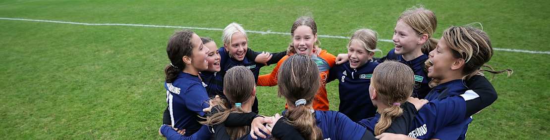 DFB School Football Cup - Girls' Final Day BAD BLANKENBURG, GERMANY - SEPTEMBER 17: Pupils of Elly-Heuss-Schule Wiesbaden (Hesse) celebrate during the DFB School Football Cup on September 17, 2024 in Bad Blankenburg, Germany. (Photo by Ronny Hartmann/Getty Images for DFB)