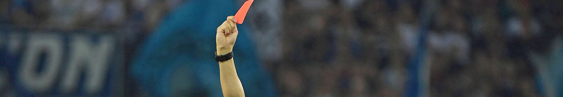 25.08.2017, xjpx, Fussball 1.Bundesliga, 1.FC Koeln - Hamburger SV, emspor v.l. Ersatzschiedsrichter Soeren Storks zeigt Mergim Mavraj (Hamburger SV) Gelbe-Rote Karte fuer, receive a yellow-red card, Koeln25 08 2017  Football 1 Bundesliga 1 FC Cologne Hamburg SV emspor v l Replacement referee Soeren Storks shows Mergim Mavraj Hamburg SV Yellow red Card for receive A Yellow Red Card Cologne  