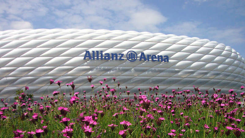 Deutschland - Serbien Bildnummer: 02898765 Datum: 06.06.2007 Copyright: imago/Sven Simon‹ppige Blumenwiese vor der Allianz Arena, Heimspielst‰tte des FC Bayern M¸nchen; quer, Stadion, Fuflballstadion, auflen, Auflenansicht, Stadionname, Schriftzug, Namenszug, Sponsor, Werbepartner, Werbung, Wirtschaft, Versicherungen, Blume, Blumen, Wiese, Umfeld, Umgebung, Stadionumgebung, Stadionumfeld, Natur, Fr¸hling, Sommer, Aufmacher Saison 2007/2008, FC Bayern M¸nchen, Vdig M¸nchen AllianzArena o0 Idylle, idyllisch Harmonie, Romantik Fuflball 1. BL Herren Mannschaft Deutschland Totale Randmotiv Werbemotiv Pflanzen Sportst‰tte
