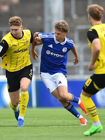 Schalke 04 - Borussia Dortmund Fußball U19-Nachwuchsliga 2. SPIELTAG: Schalke 04 - Borussia Dortmund am 10.08.2024 im Parkstadion in GelsenkirchenElias Benkara ( Borussia Dortmund U19 ), links - Mika Tom Wallentowitz ( Schalke 04 U19 ), rechtsFoto: Thorsten Tillmann / FUNKE Foto Services