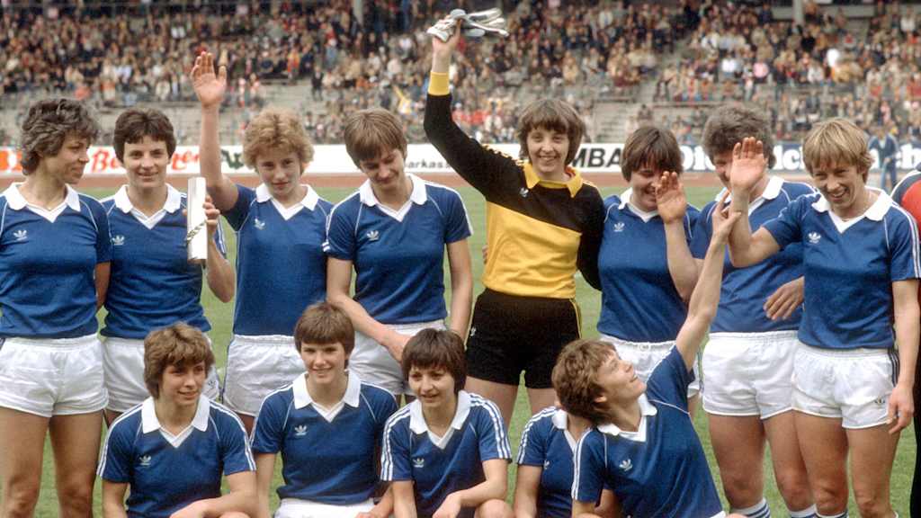 Bildnummer: 00388248 Datum: 02.05.1981 Copyright: imago/WEREKMannschaftsbild SSG 09 Bergisch Gladbach - Pokalsieger 1981; Frauen, Frauenfußball, Vdia, quer, Mannschaftsfoto DFB-Pokal 1980/1981, Pokalspiel, Finale, Endspiel, Pokalfinale, Pokalendspiel Stuttgart Neckarstadion Fußball Damen Mannschaft Deutschland Totale optimistisch Randmotiv Personen