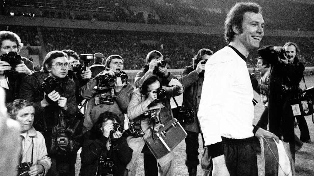 Bildnummer: 13889844  Datum: 23.02.1977  Copyright: imago/Ferdi HartungFranz Beckenbauer (BR Deutschland) im Mittelpunkt des Medieninteresses; 7908 vneg sw yoh quer Fussball Länderspiel Nationalteam BRD DFB Fotograf, Sportfotograf 1977 Medieninteresse AufmacherImage number 13889844 date 23 02 1977 Copyright imago Ferdi Hartung Franz Beckenbauer BR Germany in Focus the Media interest  Vneg SW yoh horizontal Football international match National team Germany DFB Photographer Sports photographer 1977 Media interest Highlight 