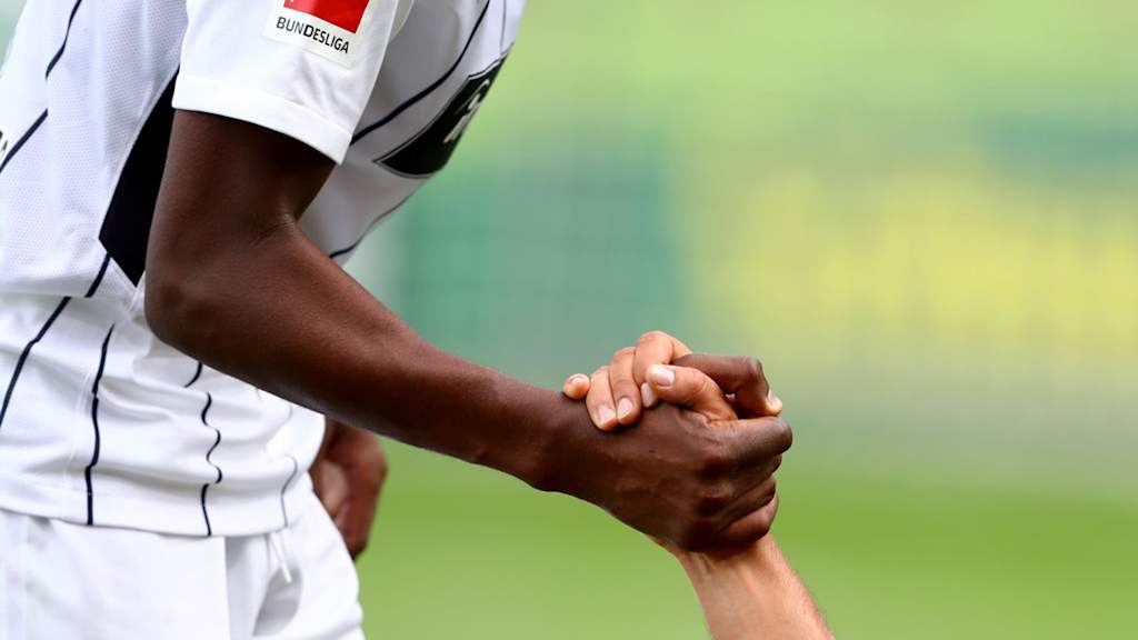 Sport-Club Freiburg v Eintracht Frankfurt - Bundesliga FREIBURG IM BREISGAU, GERMANY - AUGUST 20: Fair play during the Bundesliga match between Sport-Club Freiburg and Eintracht Frankfurt at Schwarzwald-Stadion on August 20, 2017 in Freiburg im Breisgau, Germany. (Photo by Alexander Hassenstein/Bongarts/Getty Images)