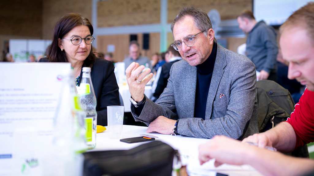 Heike Ullrich (Direktorin Verbaende, Vereine und Ligen beim DFB) und SHFV-Praesident Uwe Doering waehrend einer Arbeitsphase.SHFV-Kongress 2020, 22.02.20