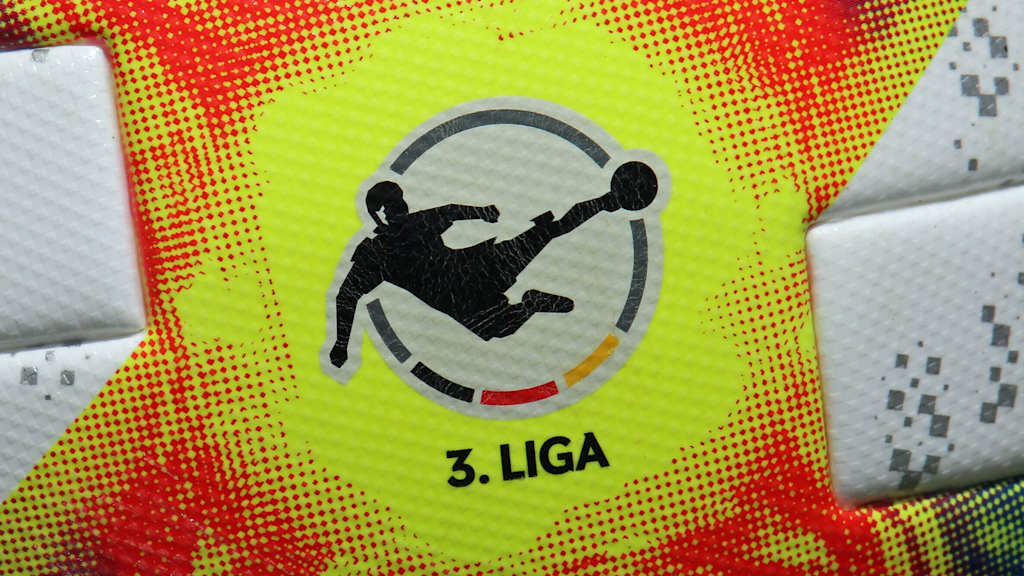 13.06.2020, xklex, Fussball 3.Liga, 1.FC Kaiserslautern - Chemnitzer FC emspor, v.l. Fußball, 3.Liga, Ball, Wappen, Logo DFL/DFB REGULATIONS PROHIBIT ANY USE OF PHOTOGRAPHS as IMAGE SEQUENCES and/or QUASI-VIDEO Kaiserslautern *** 13 06 2020, xklex, Fussball 3 Liga, 1 FC Kaiserslautern Chemnitzer FC emspor, v l Football, 3 Liga, Ball, Crest, Logo DFL DFB REGULATIONS PROHIBIT ANY USE OF PHOTOGRAPHS as IMAGE SEQUENCES and or QUASI VIDEO Kaiserslautern 