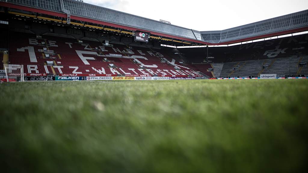 1. FC Kaiserslautern v SpVgg Greuther Fuerth - Second Bundesliga KAISERSLAUTERN, GERMANY - SEPTEMBER 29: A general view during the Second Bundesliga match between 1. FC Kaiserslautern and SpVgg Greuther Fuerth at Fritz-Walter-Stadion on September 29, 2017 in Kaiserslautern, Germany. (Photo by Simon Hofmann/Bundesliga/DFL via Getty Images)