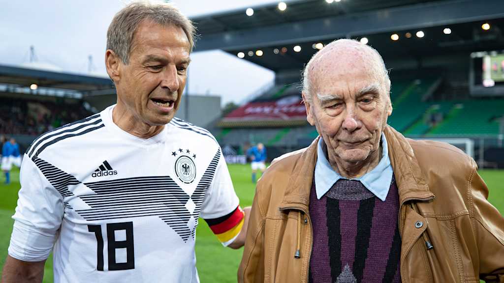 DFB All Stars vs. Azzurri Legends Spiel der Legenden: DFB All Stars vs. Azzurri LegendsFussballspiel Deutschland gegen Italien im Sportpark Ronhof in FuerthFuerth, 07.10.2019Foto: Thomas Boecker/DFB