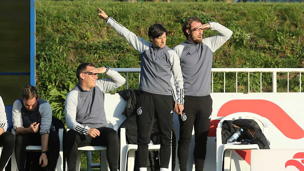 RZEPIN, POLAND - OCTOBER 17:  Head coach Bettina Wiegmann (C) of Germany gives instructions during the International friendly match between Poland U15 Girls and Germany U15 Girls at Stadion Miejski on October 17, 2024 in Rzepin, Poland. (Photo by Matthias Kern/Getty Images for DFB)