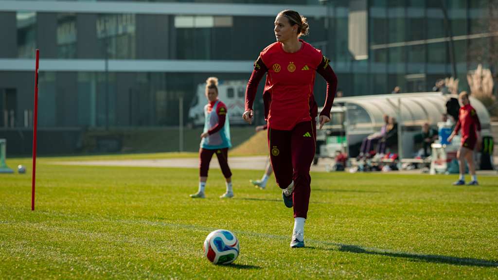 Klara Bühl training with Germany.