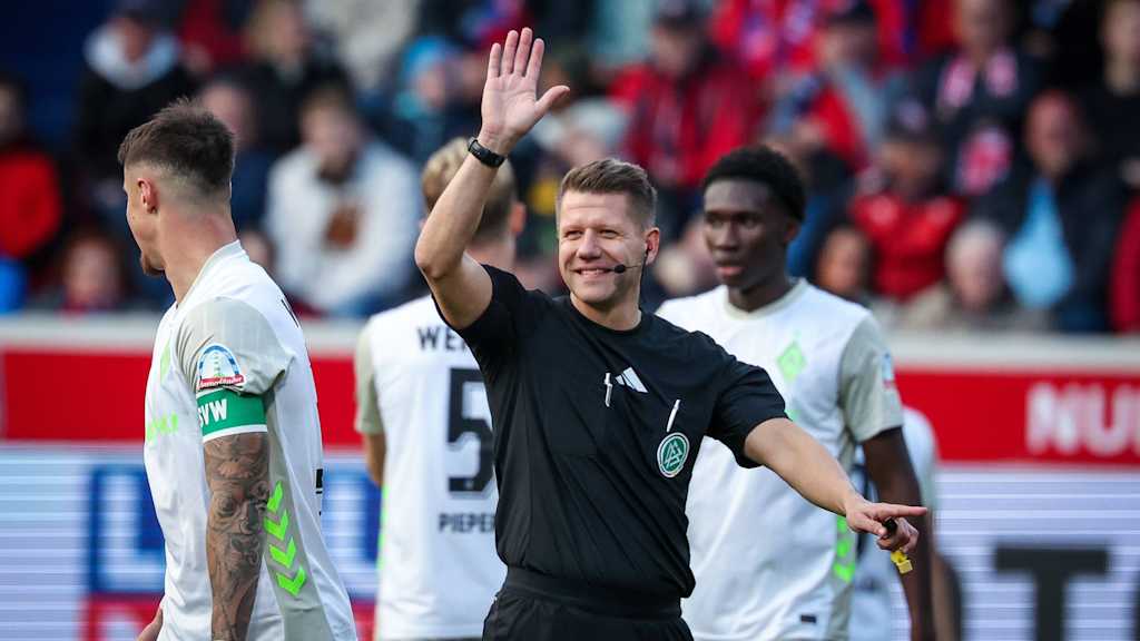 Referee / Schiedsrichter Patrick Ittrich lacht, im Gespraech mit Marco Friedl 32 SV Werder Bremen nach einer Entscheidung, 1. FC Heidenheim 1846 vs. SV Werder Bremen, DFL, Bundesliga, Saison 2025/2026, Voith Arena, Hinrunde, 7. Spieltag, 18.10.2025 DFB regulations prohibit any use of photographs as image sequences and/or quasi-video Heidenheim Baden-Wuerttemberg Deutschland *** Referee Referee Patrick Ittrich laughs, in conversation with Marco Friedl 32 SV Werder Bremen after a decision, 1 FC Heidenheim 1846 vs SV Werder Bremen, DFL, Bundesliga, Saison 2025 2026, Voith Arena, Hinrunde, 7 Spieltag, 18 10 2025 DFB regulations prohibit any use of photographs as image sequences and or quasi video Heidenheim Baden Wuerttemberg Germany Copyright: xkolbert-press/MartinxAgüerax