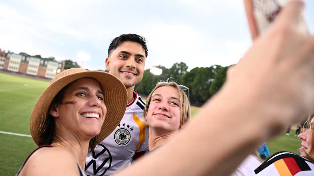 Nadiem Amiri macht ein Selfie mit Fans.GES/ Fussball/ Training der deutschen Fussball-Nationalmannschaft in Winston-Salem, 08.06.2026Football / Soccer: Training session of the German national team in Winston-Salem, June 8, 2026