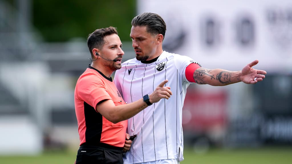 Fussball, Testspiel, SV Sandhausen - VfB Stuttgart II v.li.: Haris Kresser (Schiedsrichter) und Kapitän Pascal Testroet (SVS, 37), im Gespräch, Diskussion auf dem Spielfeld, Action, Aktion, Spielszene, Kapitänsregel, Kapitäns-Regel, 26.07.2025, Sandhausen (Deutschland), Fussball, Testspiel, SV Sandhausen - VfB Stuttgart II