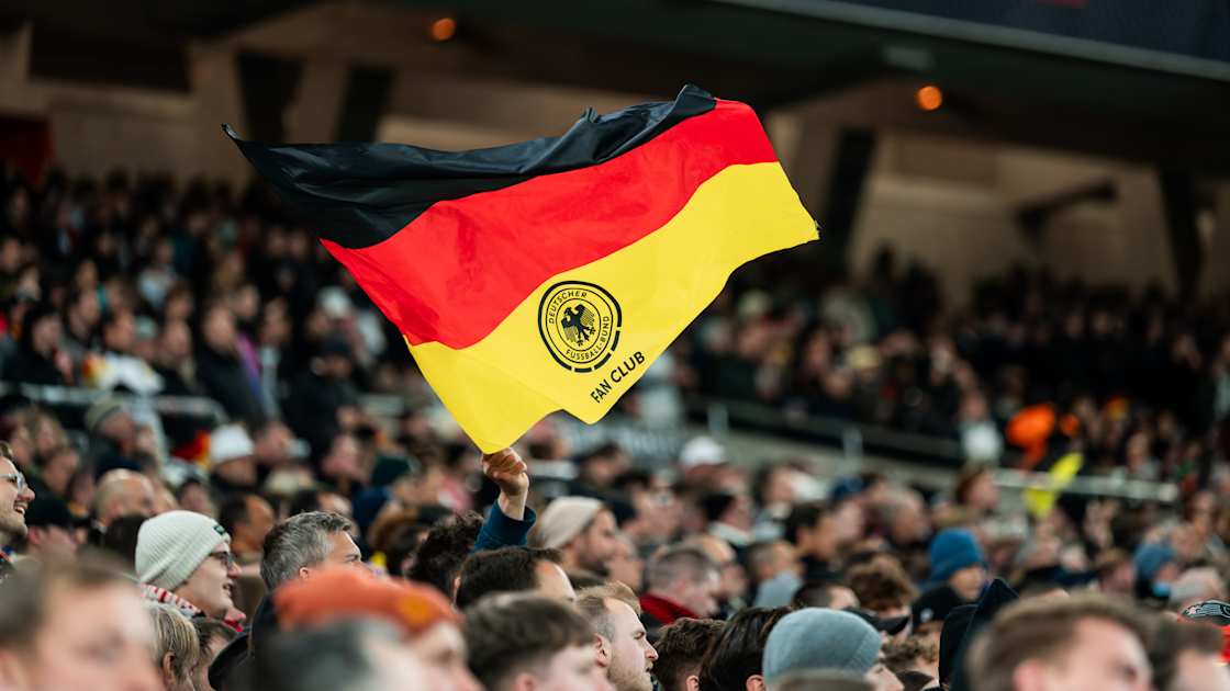 Länderspiel Deutschland vs. Ghana, Stuttgart, 30.03.2026. Ein Deutschland-Fan schwenken während des Spiels eine Deutschlandfahne des DFB Fan-Clubs. Foto: Silas Stein/picture-alliance/DFB