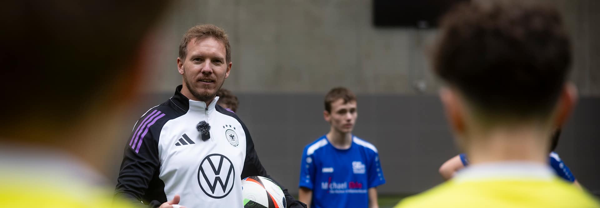Der beste Tag mit Bundestrainer Julian Nagelsmann DFB, Deutscher Fussball-Bund, DFB-Campus, Der beste Tag mit Bundestrainer Julian Nagelsmann, Jugendliche des SV Ixheim und der SG Biberach trainieren am DFB-Campus mit Bundestrainer Julian Nagelsmann, Assistenztrainer Benjamin Glueck und Athletiktrainer Nicklas Dietrich, Frankfurt am Main, 27.11.2024, Foto: Thomas Boecker/DFB