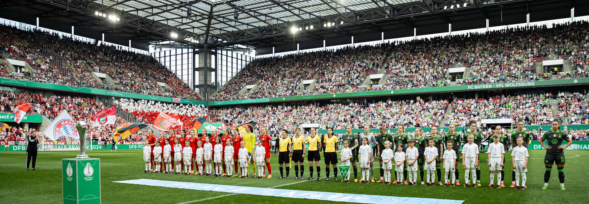 DFB-Pokalfinale der Frauen 2024, DFB-Pokal Saison 2023/2024, Finale, VfL Wolfsburg vs. FC Bayern Muenchen, FCBWOB, RheinEnergieSTADION Koeln, DFB, Deutscher Fussball-Bund, Katharina Kruse (Schiedsrichter-Assistentin 2), Christine Weigelt (4. Offizielle/r), Miriam Schwermer (Schiedsrichterin), Katrin Rafalski (Schiedsrichter-Assistentin 1), Koeln, 09.05.2024, Foto: Yuliia Perekopaiko/DFB